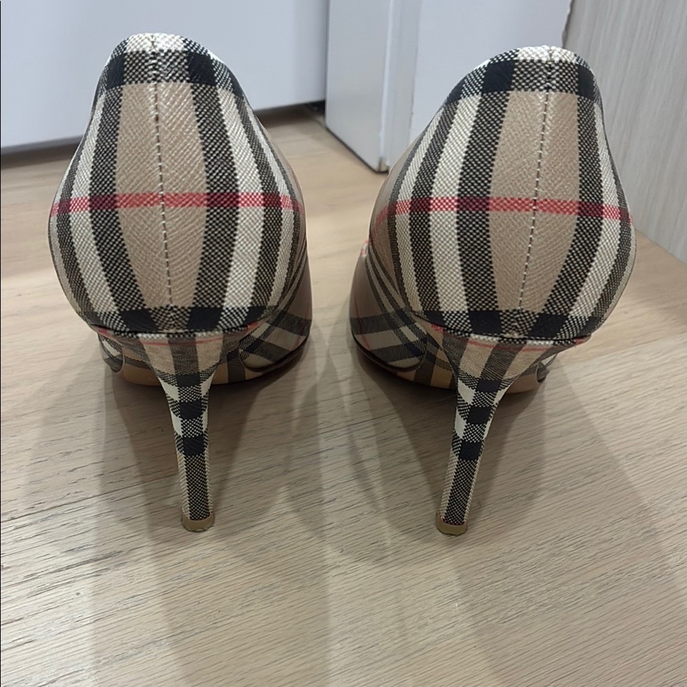 Burberry Cream and Black Heels with Classic Check Pattern size 8 - Picture 3 of 8